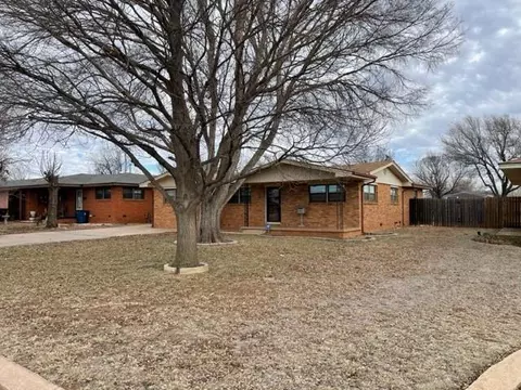 1413 N Market St, Cordell, OK 73632