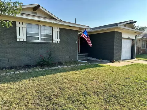 916 Holoway Dr, Midwest City, OK 73110
