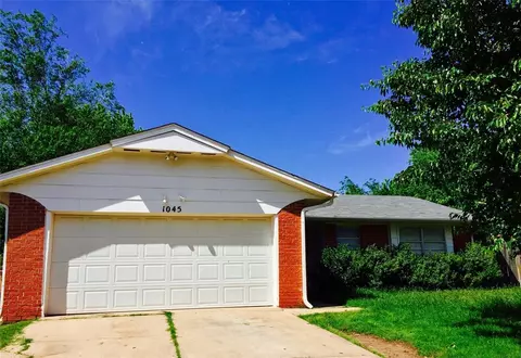 1045 NW 24th St, Moore, OK 73160