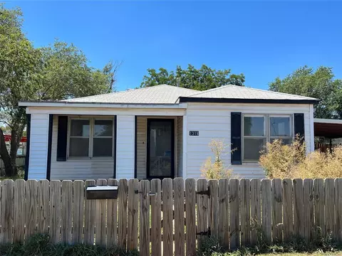 1318 N Glenn L English St, Cordell, OK 73632