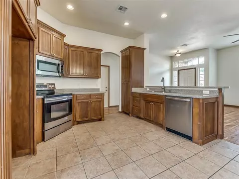 105 W End Ct, Tuttle, OK 73089 photo 7