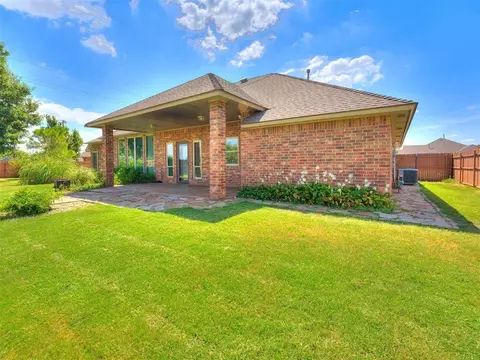 1901 Oak Dr, Moore, OK 73170 photo 4