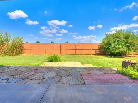 1901 Oak Dr, Moore, OK 73170 photo 3