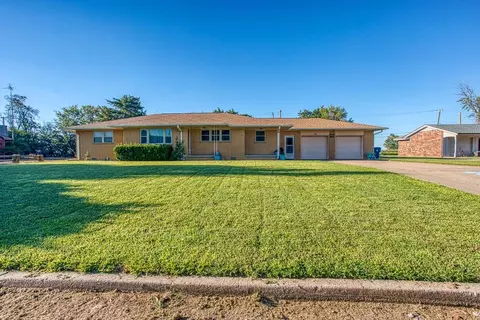 308 Williams St, Okeene, OK 73763 photo 2