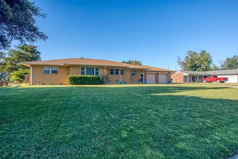 308 Williams St, Okeene, OK 73763 photo 4