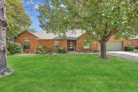 310 Peggy Dr, Elk City, OK 73644