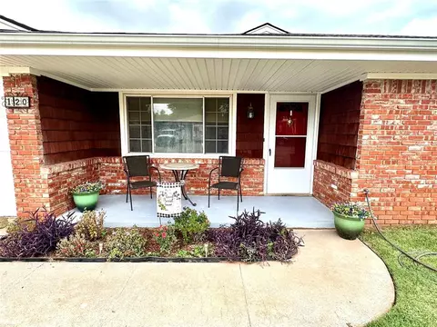 120 Ruskin Pl, Chickasha, OK 73018