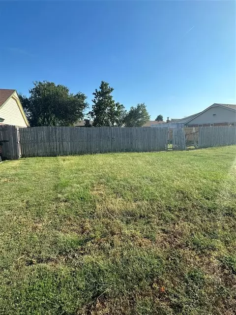 1204 NE 5th St, Moore, OK 73160