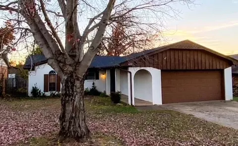608 Redstone Ave, Edmond, OK 73013