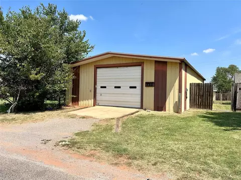 322 S 3rd St, Canute, OK 73626 photo 4