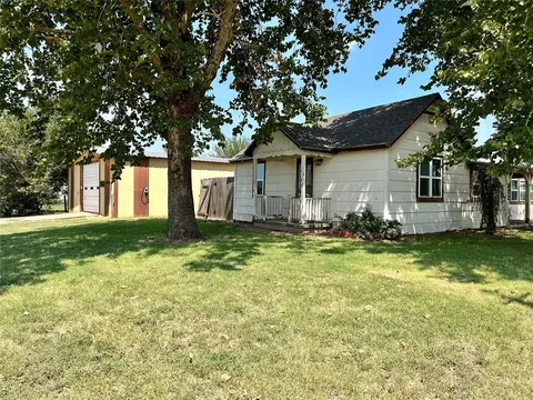 322 S 3rd St, Canute, OK 73626 photo 3