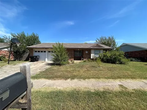 213 SW 32nd St, Moore, OK 73160