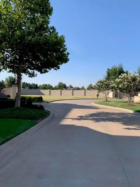8513 Stonehurst Ct, Oklahoma City, OK 73120