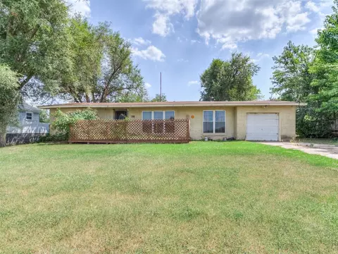 322 Locust St, Perry, OK 73077 photo 1