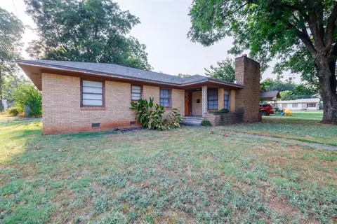 304 SW 7th St, Lindsay, OK 73052