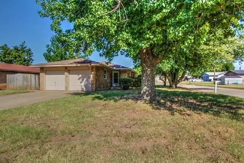 301 E Forest Ln, Mustang, OK 73064