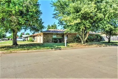 301 E Forest Ln, Mustang, OK 73064 photo 2