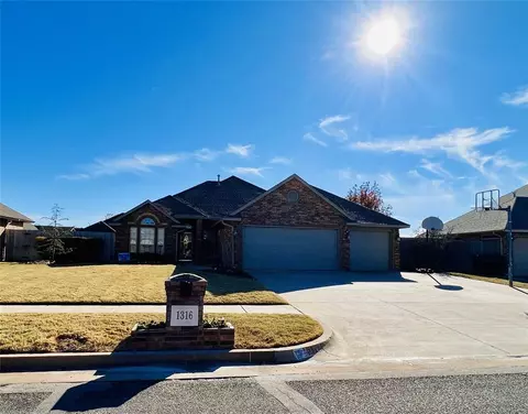 1316 NW 15th St, Moore, OK 73170