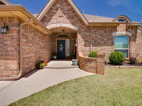 11713 SW 20th St, Yukon, OK 73099