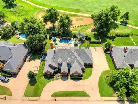 412 Country Club Ter, Edmond, OK 73025