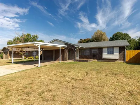1005 SW 3rd St, Moore, OK 73160