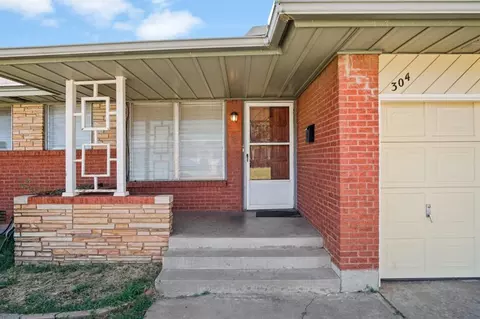 304 Leonard Ln, Midwest City, OK 73110