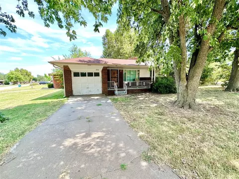 2512 N Thornton Dr, Midwest City, OK 73110