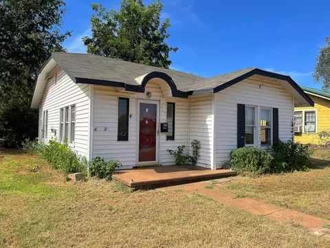 206 W 7th St, Cordell, OK 73632