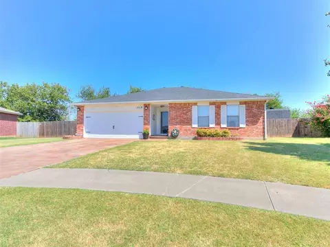 1928 Dakota Dr, Moore, OK 73160