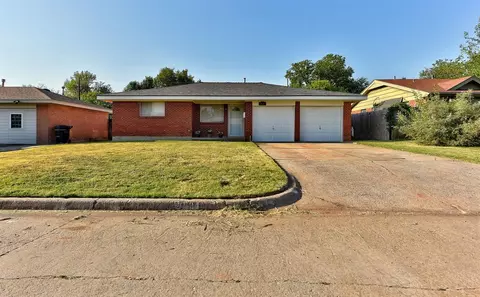 824 NW 9th St, Moore, OK 73160
