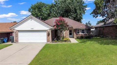 1300 Nottoway Dr, Midwest City, OK 73130