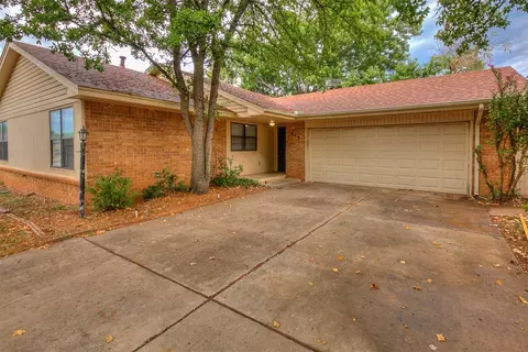 1925 E Oakcreek Dr, Norman, OK 73071