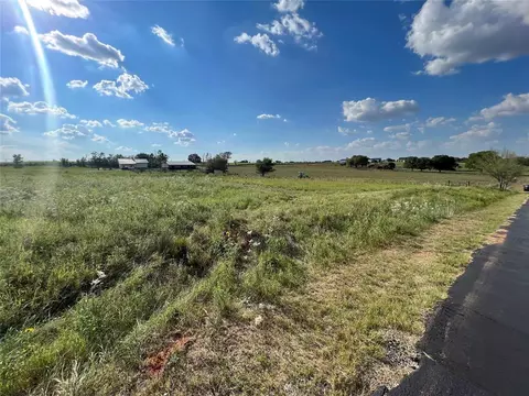 9975 N Triple H Rd, Weatherford, OK 73096
