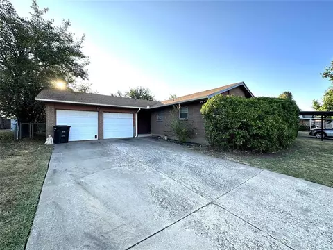 1824 Sunrise Dr, Moore, OK 73160
