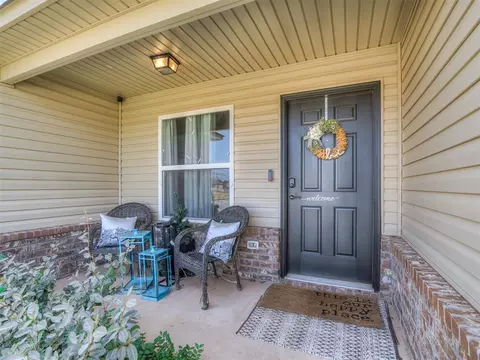 812 W Lola Dr, Mustang, OK 73064