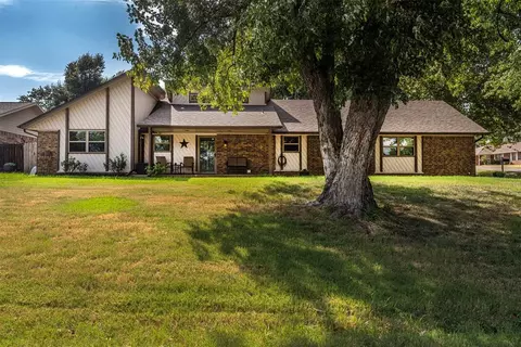 721 N Country Club Ter, Mustang, OK 73064