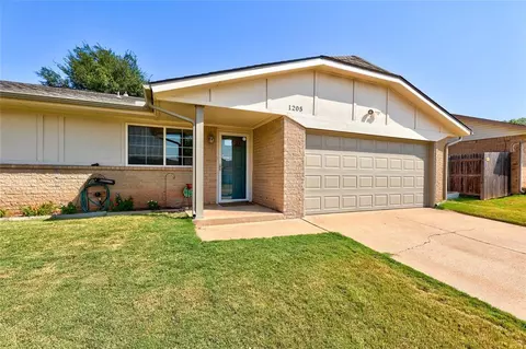 1205 SE 8th St, Moore, OK 73160