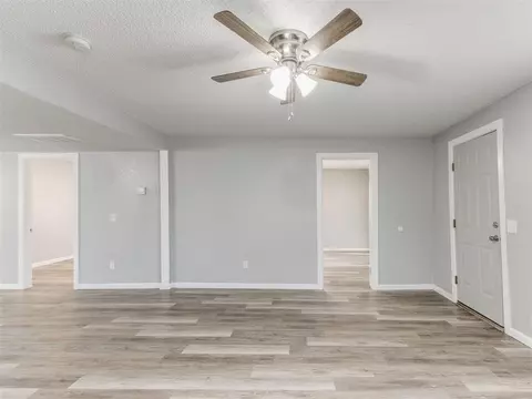 208 S Cimarron Rd, Tuttle, OK 73089 photo 3