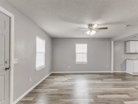 208 S Cimarron Rd, Tuttle, OK 73089 photo 4