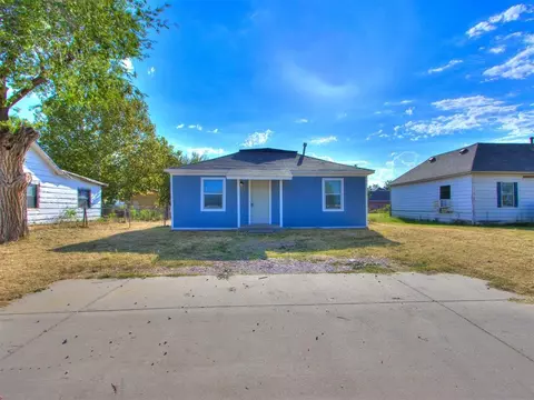 208 S Cimarron Rd, Tuttle, OK 73089 photo 2