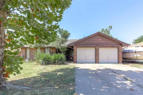 2209 Bellaire Dr, Moore, OK 73160