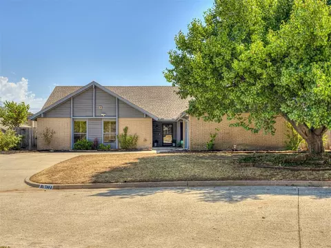 7104 Lakeway Cir, Warr Acres, OK 73132