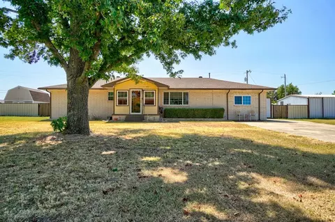 1411 14th St, Maysville, OK 73057