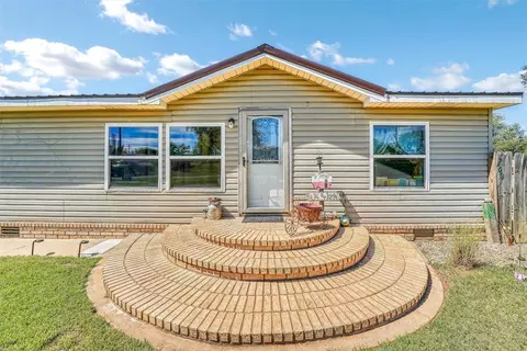 301 N 9th St, Hammon, OK 73650