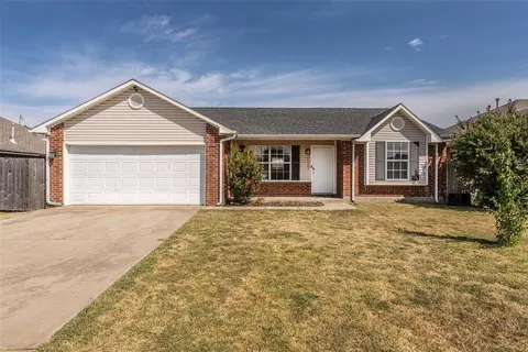 1025 NW 14th Pl, Moore, OK 73160