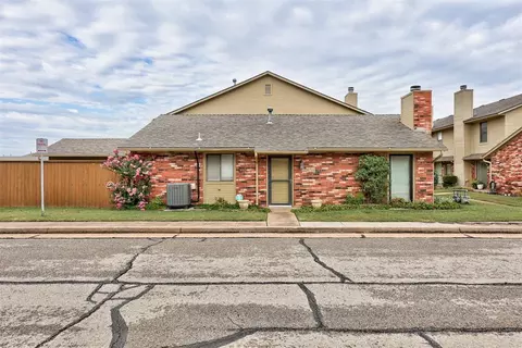 1113 Sequoyah St #A, Edmond, OK 73003