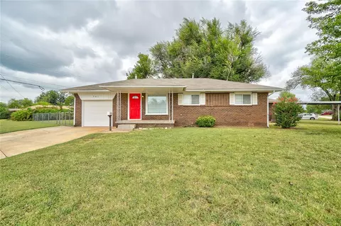701 Hedge Dr, Midwest City, OK 73110