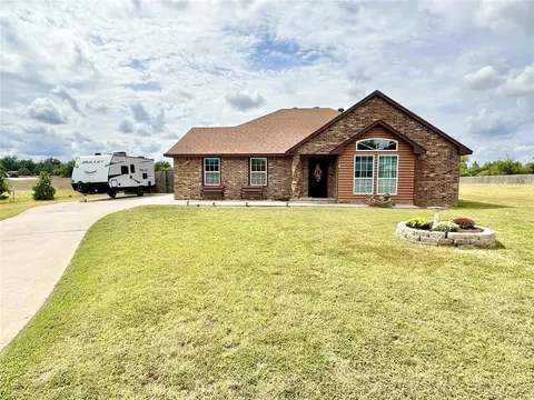 697 Woodland Dr, Midwest City, OK 73130
