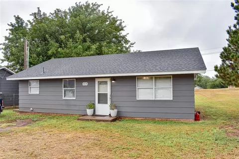 405 N 1st St, Sayre, OK 73662