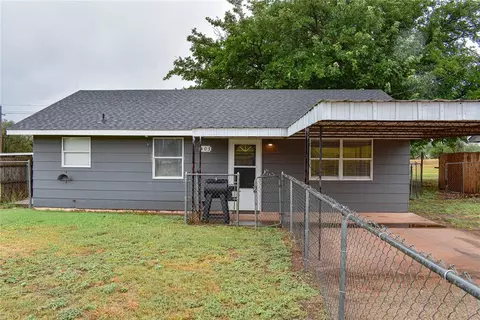 403 N 1st St, Sayre, OK 73662